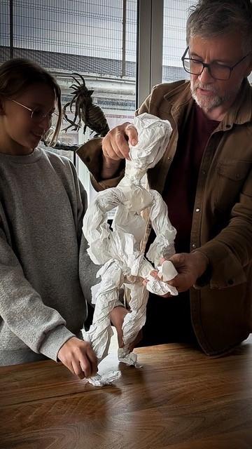 Image d'un atelier de création et de manipulation de marionnettes en papier 