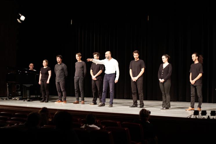 Comédiens sur scène pendant le début du spectacle Guerre et Paix.