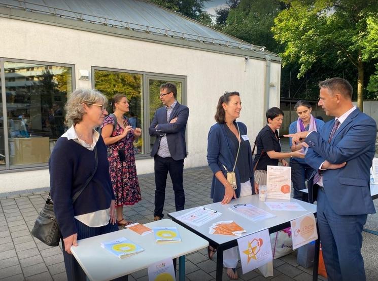 stand d'une association dans la cour du lycée