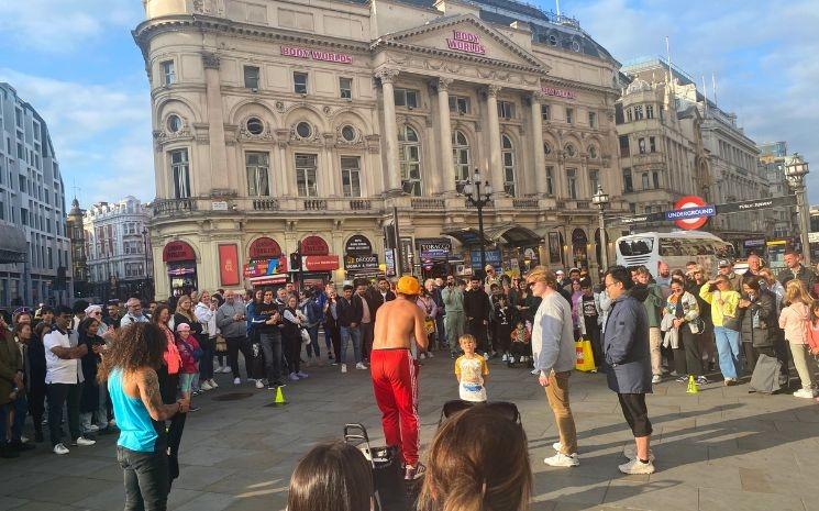 acrobacia creativa public Picadilly 