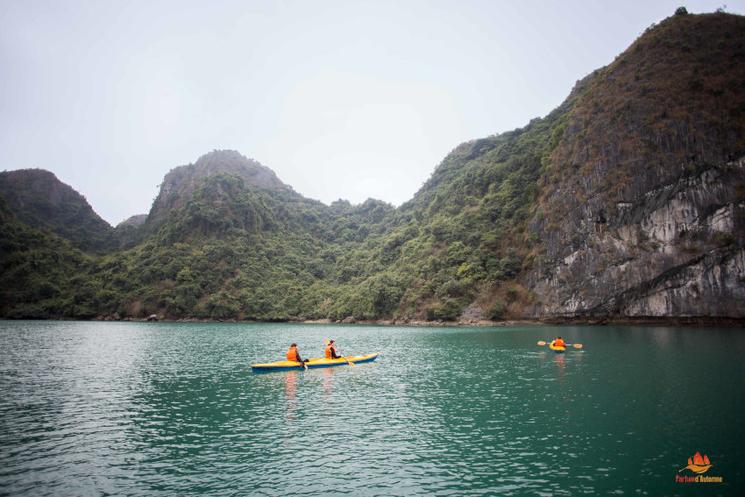 Activité : visite en canoë Kayak dans la baie de Lan Ha