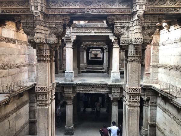 Le puits à degrés Adalaj Vav en Inde du nord