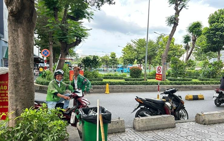 Chauffeurs GRAB attendant leur clients dans la zone réservée aux Motos et Scooters à la sortie du Terminal Domestique de l’Aéroport International de Tân Sơn Nhất 