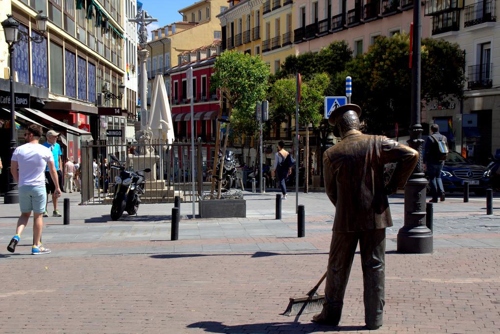 al barrendero en la plaza Jacinto Benavente Madrid