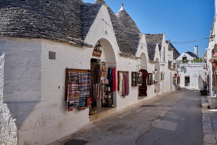 ​  les trulli sont des constructions traditionnelles des pouilles