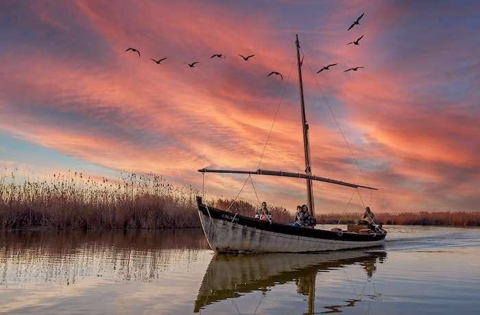 une barque à voile sur le lac de l'abufera près de Valencia