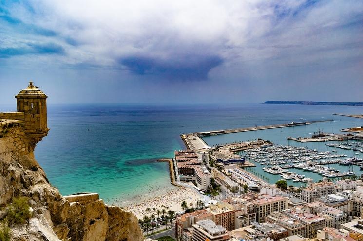 Une vue sur la mer depuis un château