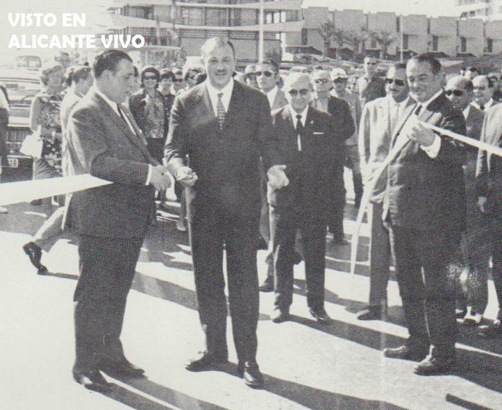 une photo en noir et blanc d'une inauguration avec des hommes en costume de ville