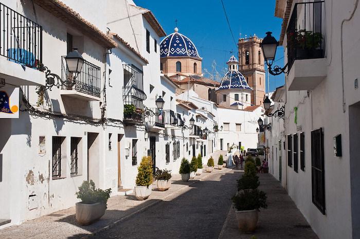 une ruelle avec des maisons blanches à Altea dans la région d'Alicante