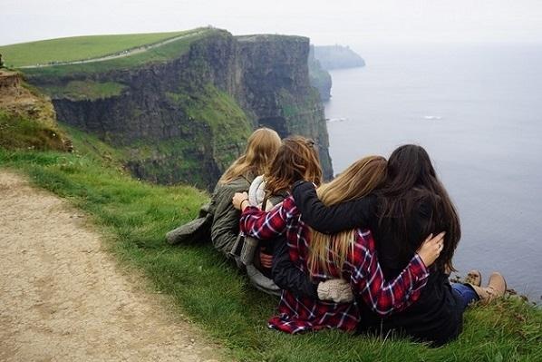 Groupe d'amies aux Falaises de Moher en Irlande