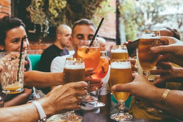 des amis en train de boire des bieres a valence