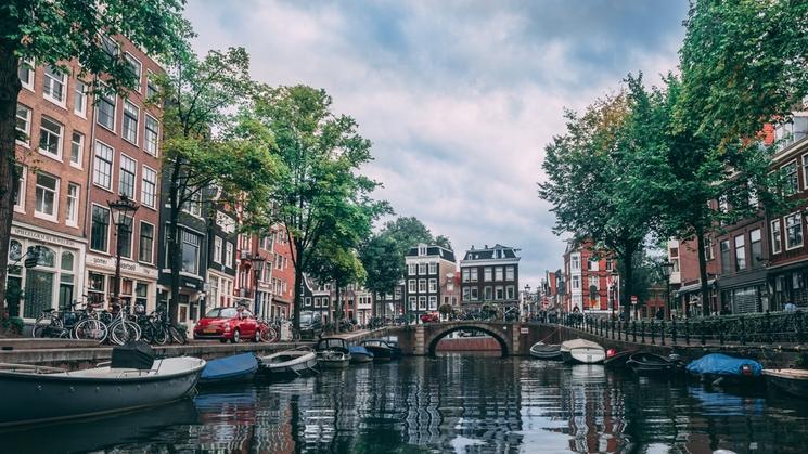 Amsterdam est classée septième ville du monde pour pratiquer le workcation.