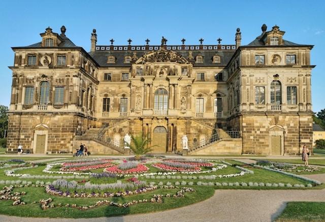 vue du Grosser Garten avec les parterres de fleurs et le château en arrière plan