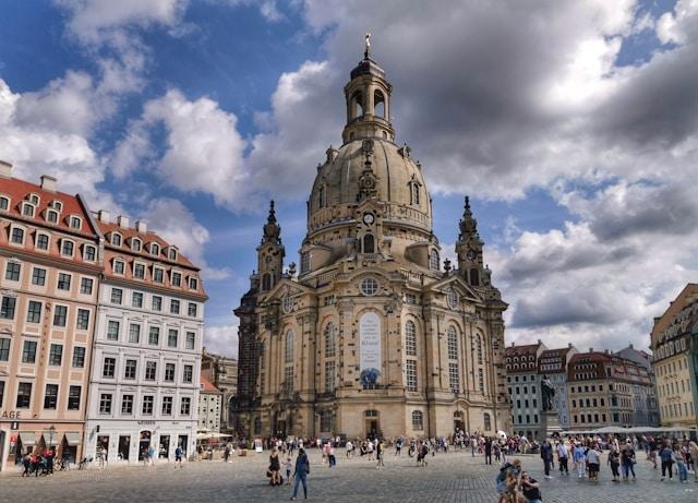 image de la Fraukirche de Dresden vu du bas