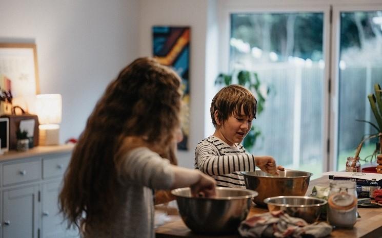 enfants faisant la cuisine