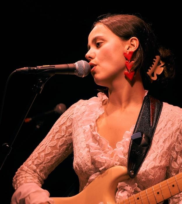 la chanteuse anouck peris avec une guitare éléctrique