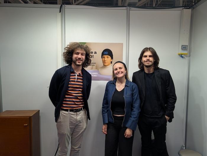 Autour d’Erwann Molina, ingénieur et CEO d’Arkeobots, s’est formée une petite équipe soudée à Barcelone : Thomas Samson, directeur technique (CTO), et Adèle Zoaeter, directrice des opérations (COO).