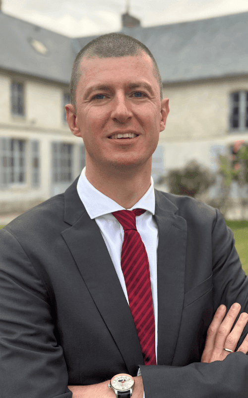 photo d'un homme les bras croisés