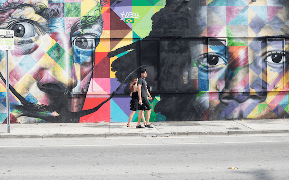 Deux personnes marchent devant les Wynwood Walls à Miami