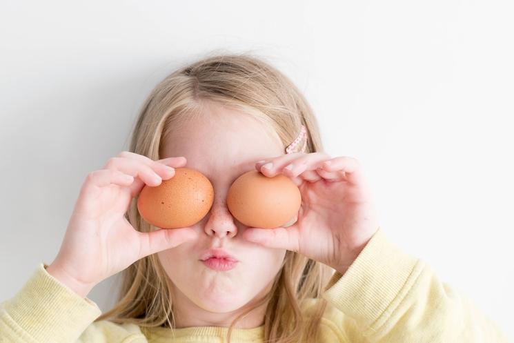 Une petite fille avec deux oeufs sur ses yeux