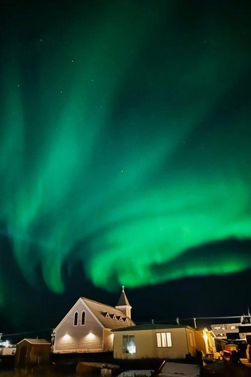 Aurore boréale observée dans le Nord canadien. Une photographie prise par Tom Robert lors de ses déplacements dans les communautés inuites.