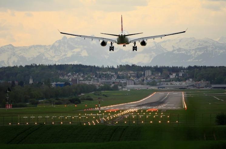 Avion atterrissant sur la piste d'un aéroport