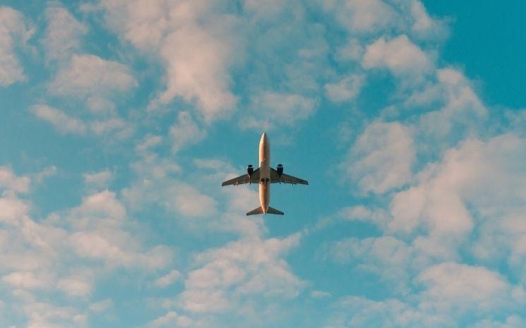 Un avion dans le ciel