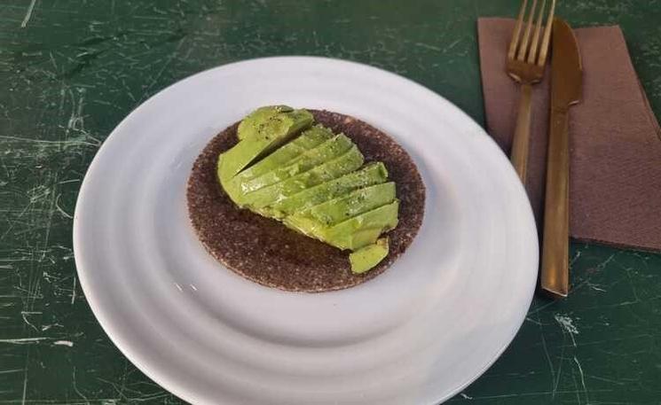 avocat sur un toast.