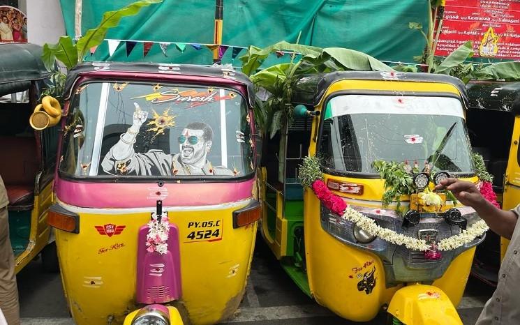 Rickshaws fleuris pour Ayudha Puja à Pondichéry