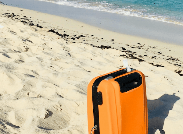 bagage perdu dans le monde entier sur une plage 