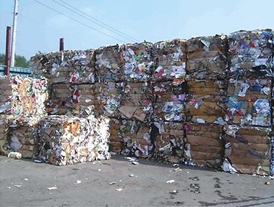 des ballots de papier à recycler