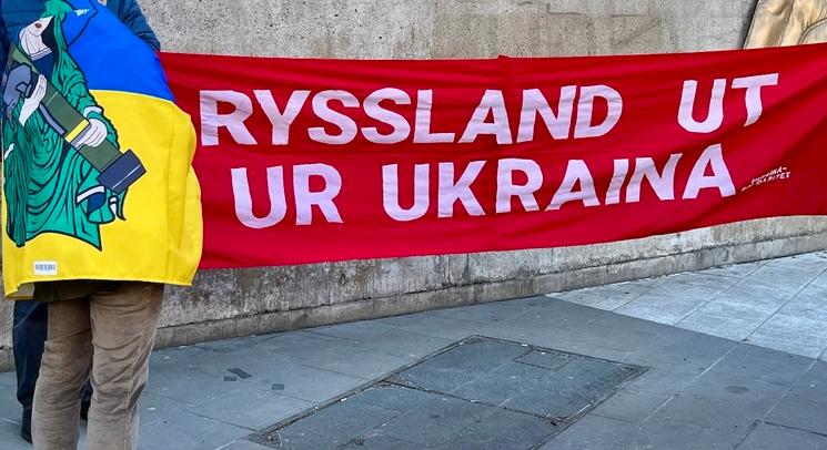 Slogan "La Russie hors de l'Ukraine" lors de la manifestation de soutien à l'Ukraine à Sergels Torg le 22 mars 2026 