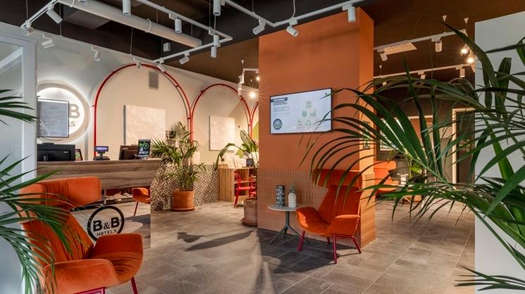 fauteuils dans un hall d'hôtel