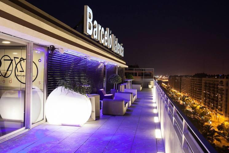 Rooftop de l'hotel Barcelo à Valencia avec un éclairage violet la nuit