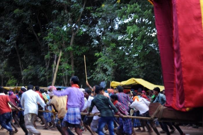 Le chariot de Dussehra déplacé par les hommes des tribus de Bastar