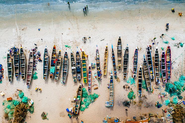 Vue aérienne de bateaux en bois sur une plage de sable blanc