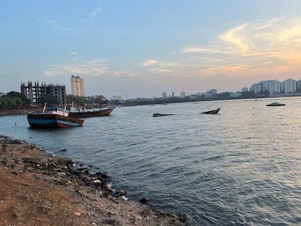 Des bateaux de pêche abandonnés à Mumbai