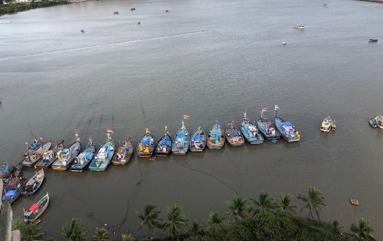 Les bateaux de pêche des Kolis à l'abri pendant la mousson