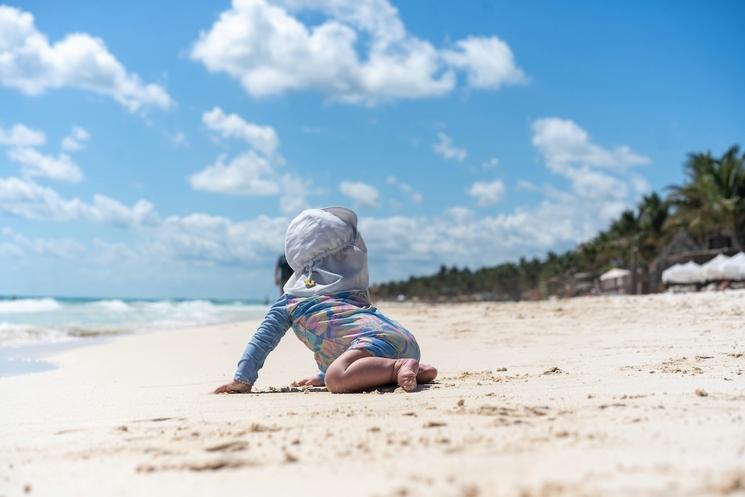 un bébé sur une plage en expatriation 