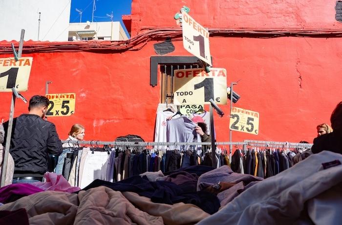 vetements à vendre au rastro de Benimaclet