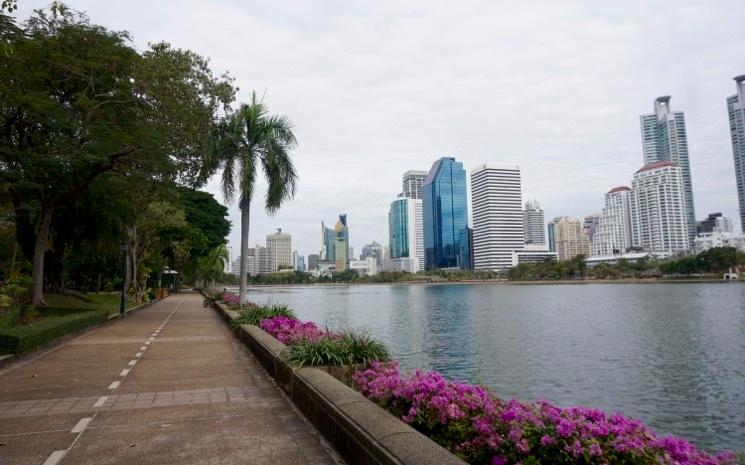 Vue de l'etang dans le parc Benjakitti a Bangkok