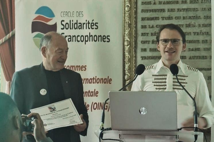 Jean-Pierre Chiaverini remet le prix Messager de la Francophonie à Benjamin Boutin