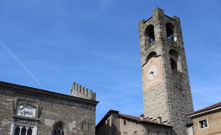 clocher de la cathédrale en pierre de bergame