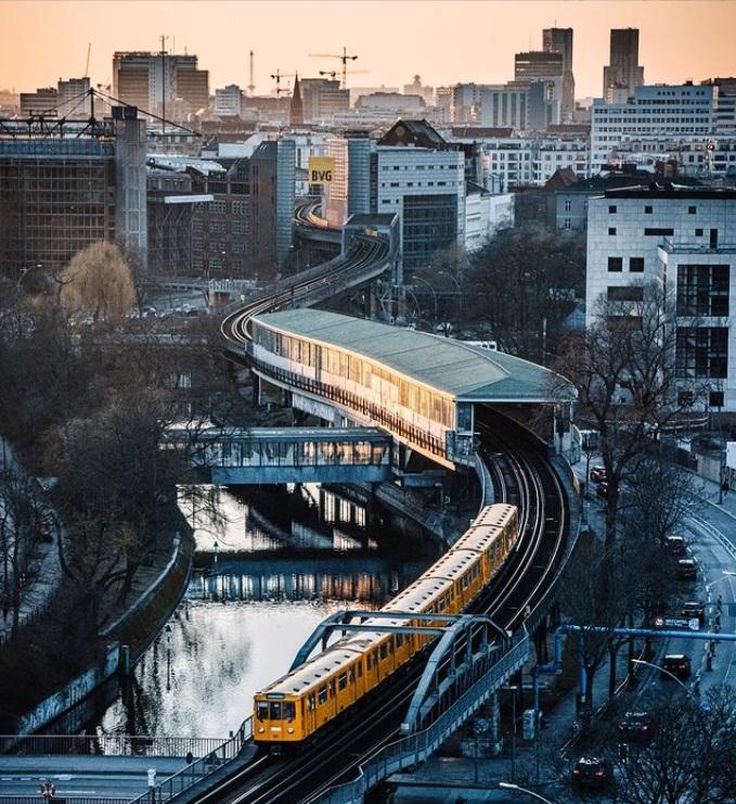 Vue de la ville de Berlin où on voit la station de métro Möckernbrücke