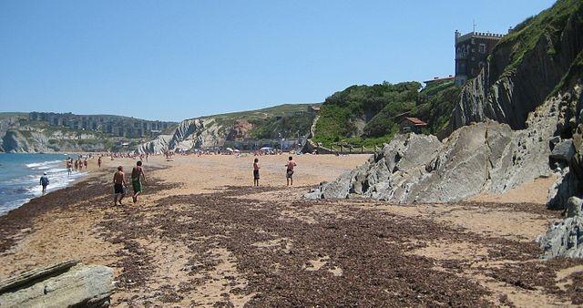 Plage sauvage de Sopelana, au pays basque avec deux personnes se promenant