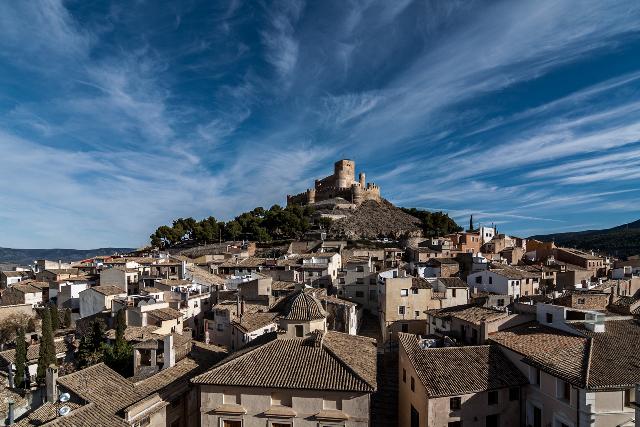 un village vue d'en haut avec un chateau sur une colline