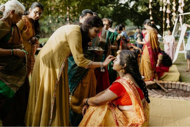 Des femmes placent des bindis sur leur front lors d'un mariage en inde. Image : Keyur Mali (CC)