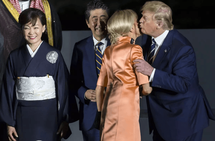 D. Trump et B. Macron se font la bise sous le regard du Premier ministre japonais, accompagné de son épouse, au G20 à Osaka en 2019. Photo: Tomohiro Ohsumi/AP/SIPA