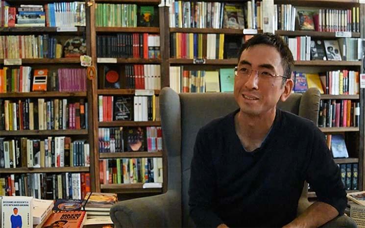 Albert Wan dans sa librairie à Hong Kong