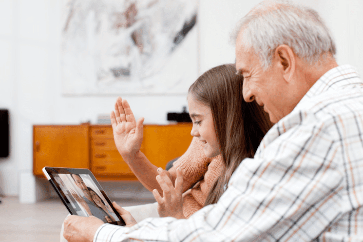 Un grand-père et sa petite fille en plein appel vidéo